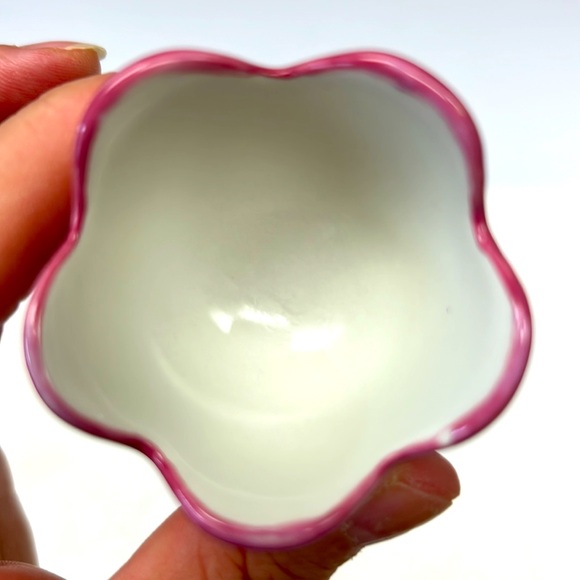 Vintage ceramic LAURA SECORD footed bunny under a tulip egg cup holder - Picture 3 of 6